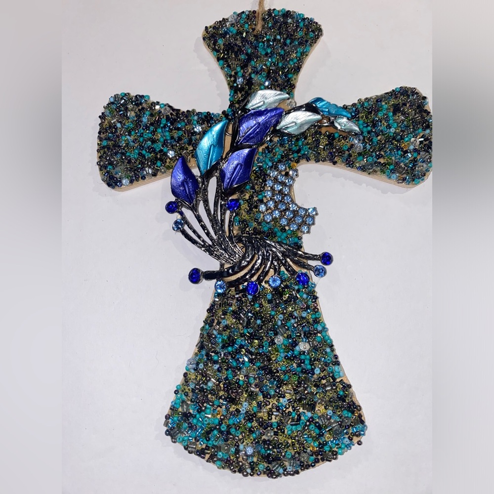 Wood ✝️ w/Repurposed Jewelry 💙, 💚, 🤍,💜 Hues Colors